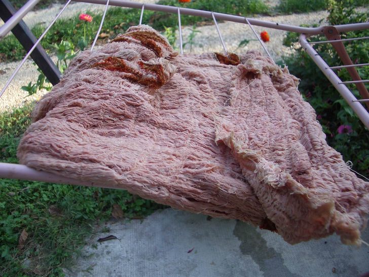 Particolare dei vestiti del nucleo della Pace di Aristofane